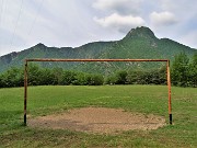 05 Pia (Piano) a 500 m. , singolare antica radura prativa piana e rotonda oggi con campo di calcio e bocce e vista sul Monte Zucco